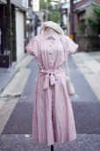 画像2: "Mademoiselle NON NON" 無地 ピンク系 コットン リネン 半袖 レトロワンピース レギュラーカラー 腰リボン くるみボタン[20120] (2)