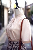 画像4: "ellesaison" 無地 ベージュ 半袖 ブラウス スタンドカラー カッティングレース 刺繍 [20127]