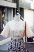 画像1: "ellesaison" 無地 ベージュ 半袖 ブラウス スタンドカラー カッティングレース 刺繍 [20127] (1)