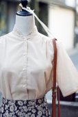 画像2: "ellesaison" 無地 ベージュ 半袖 ブラウス スタンドカラー カッティングレース 刺繍 [20127] (2)