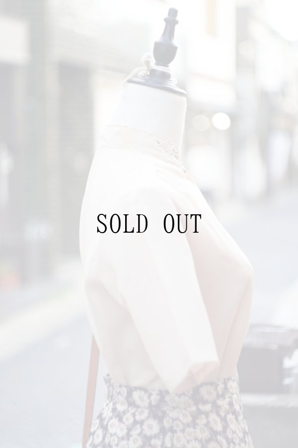 画像5: "ellesaison" 無地 ベージュ 半袖 ブラウス スタンドカラー カッティングレース 刺繍 [20127]