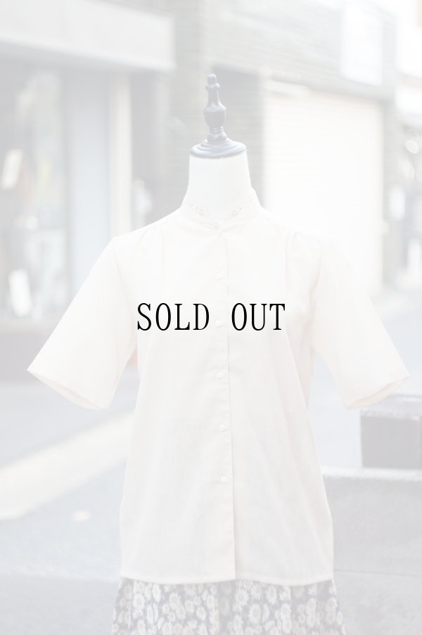 画像7: "ellesaison" 無地 ベージュ 半袖 ブラウス スタンドカラー カッティングレース 刺繍 [20127]