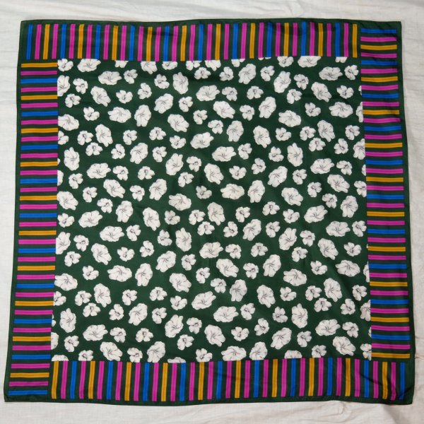 画像1: グリーン系 花とストライプ柄 シルク スカーフ 90cm×90cm[20096]
