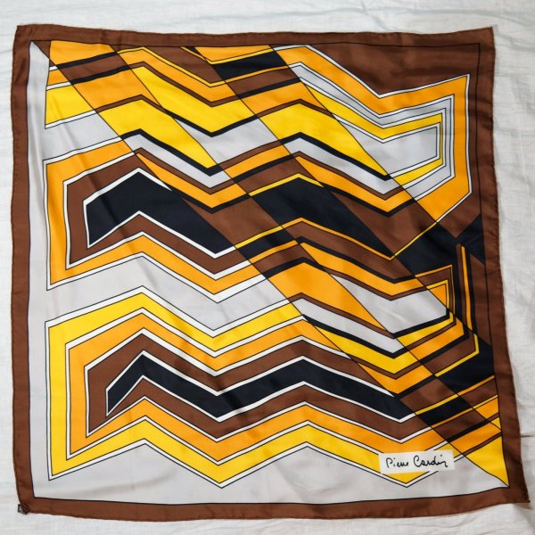 画像1: "pierre cardin ピエールカルダン" ブラウン系 ジグザグ柄 シルク スカーフ 79cm×79cm[20087]