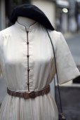 画像5: ”Seine” アイボリー 無地 半袖 レトロワンピース マオカラー プリーツ ウエストゴム [20147]