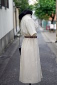 画像2: ”Seine” アイボリー 無地 半袖 レトロワンピース マオカラー プリーツ ウエストゴム [20147] (2)