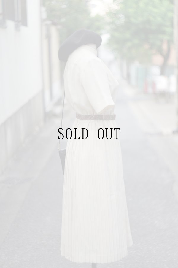 画像2: ”Seine” アイボリー 無地 半袖 レトロワンピース マオカラー プリーツ ウエストゴム [20147]