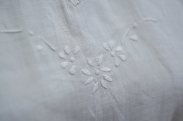 画像4: 無地 白 リネン 半袖 ブラウス ラウンドネック カッティングレース 後ろボタン [20186]