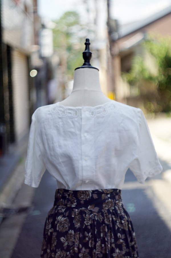 画像7: 無地 白 リネン 半袖 ブラウス ラウンドネック カッティングレース 後ろボタン [20186]