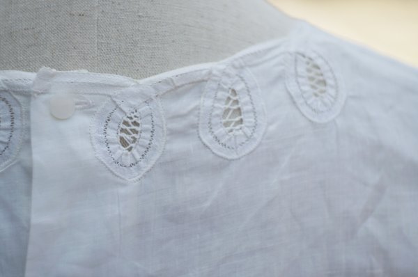 画像8: 無地 白 リネン 半袖 ブラウス ラウンドネック カッティングレース 後ろボタン [20186]