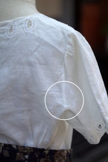 他の写真1: 無地 白 リネン 半袖 ブラウス ラウンドネック カッティングレース 後ろボタン [20186]
