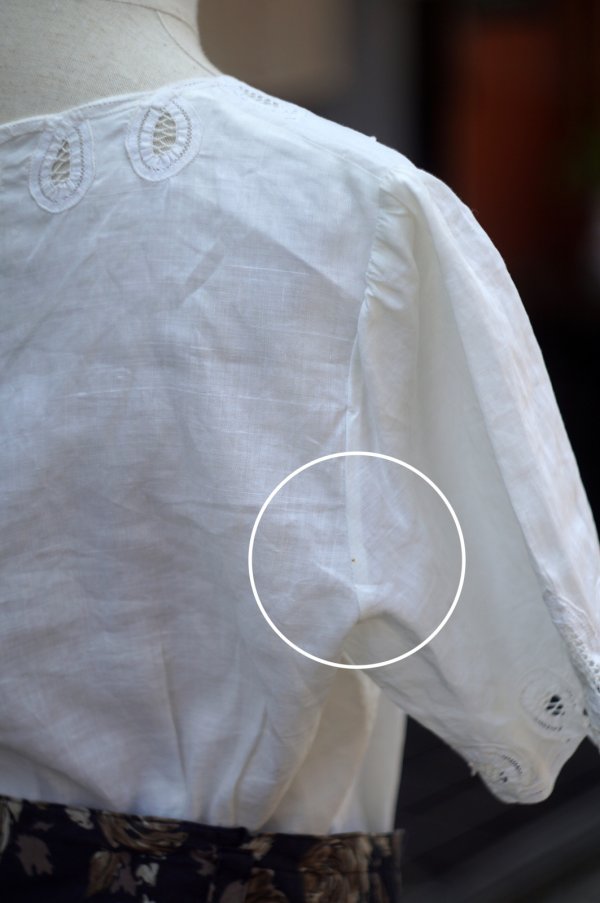 画像9: 無地 白 リネン 半袖 ブラウス ラウンドネック カッティングレース 後ろボタン [20186]