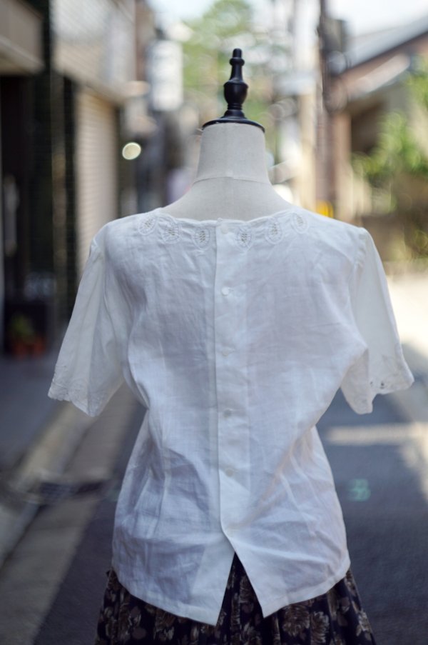 画像12: 無地 白 リネン 半袖 ブラウス ラウンドネック カッティングレース 後ろボタン [20186]