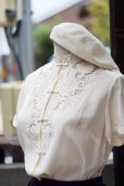 画像2: 無地 アイボリー シルク チャイナブラウス 半袖 チャイナボタン マオカラー  刺繍 [20222] (2)