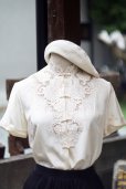 画像1: 無地 アイボリー シルク チャイナブラウス 半袖 チャイナボタン マオカラー  刺繍 [20222] (1)