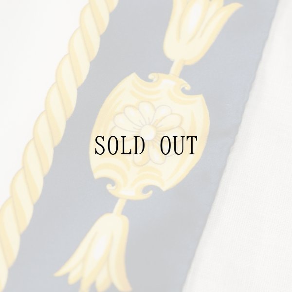 画像3: 白×ネイビー系 馬車と装飾柄 シルク スカーフ 77cm×77cm[20174]