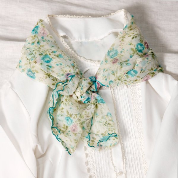 画像6: 白 ブルー パープル系  花柄 スカーフ 79cm×79cm[20168]