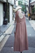 画像2: "TRANS CONTINENTS" ブラウン系 シェパードチェック柄 レーヨン混 ノースリーブ  レトロワンピース ノーカラー プリーツ [20221] (2)