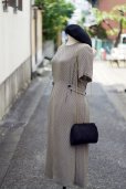 画像1: "Partout" ブラウン系 幾何学 総柄 半袖 レーヨン レトロワンピース ノーカラー[20228] (1)