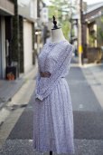 画像1: "BELLE BOISLE" パープル系 小花柄 長袖 レトロワンピース タイニーカラー ピンタック[20194] (1)