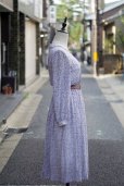 画像2: "BELLE BOISLE" パープル系 小花柄 長袖 レトロワンピース タイニーカラー ピンタック[20194] (2)