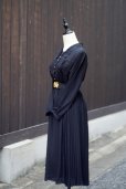 画像1: 黒系 無地 長袖 レトロワンピース レギュラーカラー 刺繍 ピンタック プリーツ ウエストゴム[20227] (1)