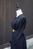 画像9: 黒系 無地 長袖 レトロワンピース レギュラーカラー 刺繍 ピンタック プリーツ ウエストゴム[20227]