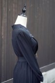 画像12: 黒系 無地 長袖 レトロワンピース レギュラーカラー 刺繍 ピンタック プリーツ ウエストゴム[20227]