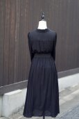 画像4: 黒系 無地 長袖 レトロワンピース レギュラーカラー 刺繍 ピンタック プリーツ ウエストゴム[20227]