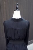 画像13: 黒系 無地 長袖 レトロワンピース レギュラーカラー 刺繍 ピンタック プリーツ ウエストゴム[20227]
