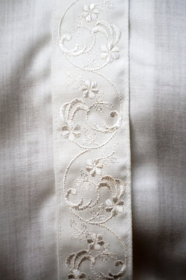 画像5: "KATAKURA" 無地 白 半袖 ブラウス レギュラーカラー 刺繍 スカラップ  [20238]