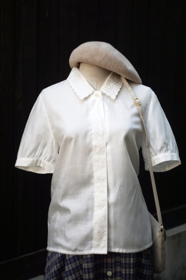 画像4: "KATAKURA" 無地 白 半袖 ブラウス レギュラーカラー 刺繍 スカラップ  [20238]