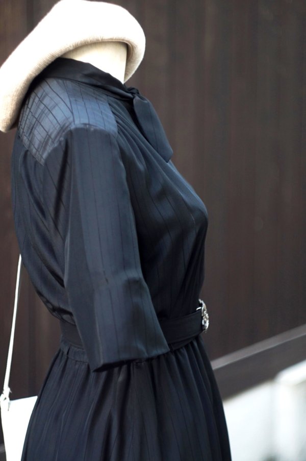 画像8: "VIVID"  無地 ストライプ柄 黒 半袖 レトロワンピース ボウタイカラー [20268]