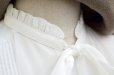 画像3: "Harada" 無地 白 長袖 ブラウス ピンタック フリルスタンドカラー ボウタイ[20271] (3)