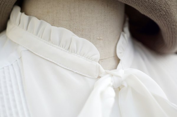 画像3: "Harada" 無地 白 長袖 ブラウス ピンタック フリルスタンドカラー ボウタイ[20271]