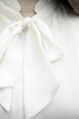 画像4: "Harada" 無地 白 長袖 ブラウス ピンタック フリルスタンドカラー ボウタイ[20271] (4)