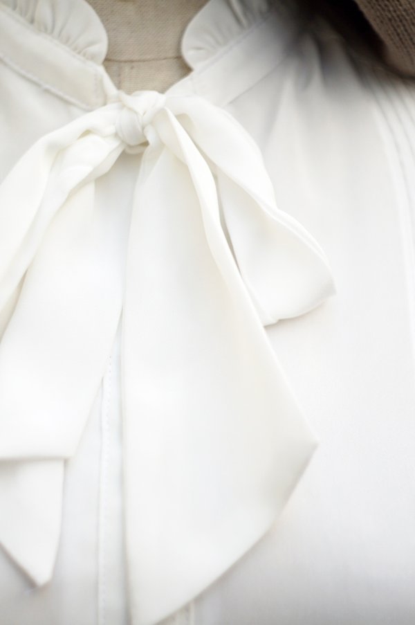 画像4: "Harada" 無地 白 長袖 ブラウス ピンタック フリルスタンドカラー ボウタイ[20271]