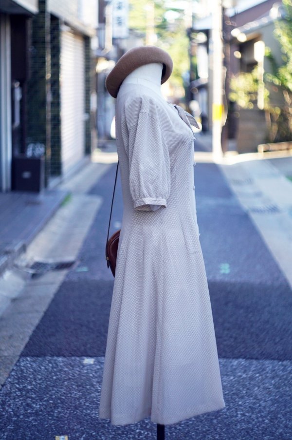 画像2: "Thoro Face"ドット柄 ベージュ×白 半袖 レトロワンピース ラウンドネック ボウタイ[20277]