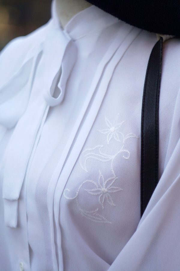 画像4: "rollina" 無地 白 長袖 ブラウス プリーツ ボウタイカラー 刺繍[20274]