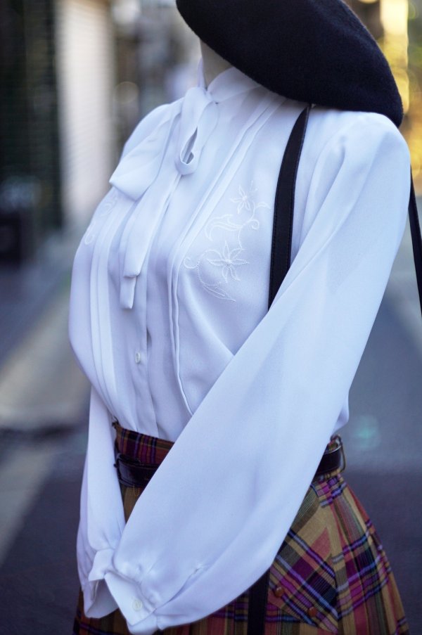 画像3: "rollina" 無地 白 長袖 ブラウス プリーツ ボウタイカラー 刺繍[20274]