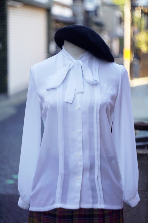 画像8: "rollina" 無地 白 長袖 ブラウス プリーツ ボウタイカラー 刺繍[20274]