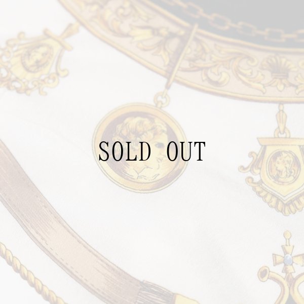 画像4: ブラック×アイボリー系 シルク エンブレムと装飾柄 スカーフ  88cm×88cm[20294]