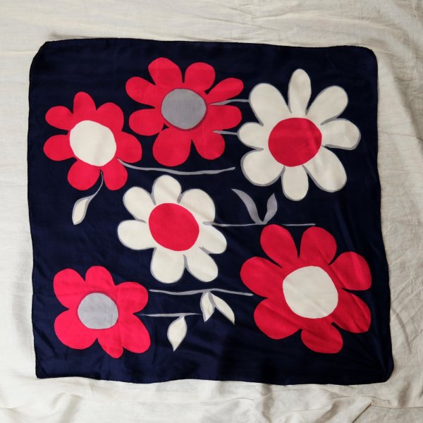 画像1: ネイビー系 シルク 花柄 スカーフ  78cm×78cm[20297]