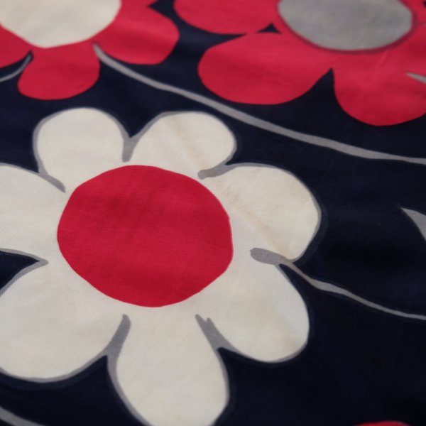 画像4: ネイビー系 シルク 花柄 スカーフ  78cm×78cm[20297]