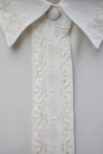 画像4: "BBNY" 無地 白 長袖 ブラウス レギュラーカラー 刺繍  比翼[20310] (4)