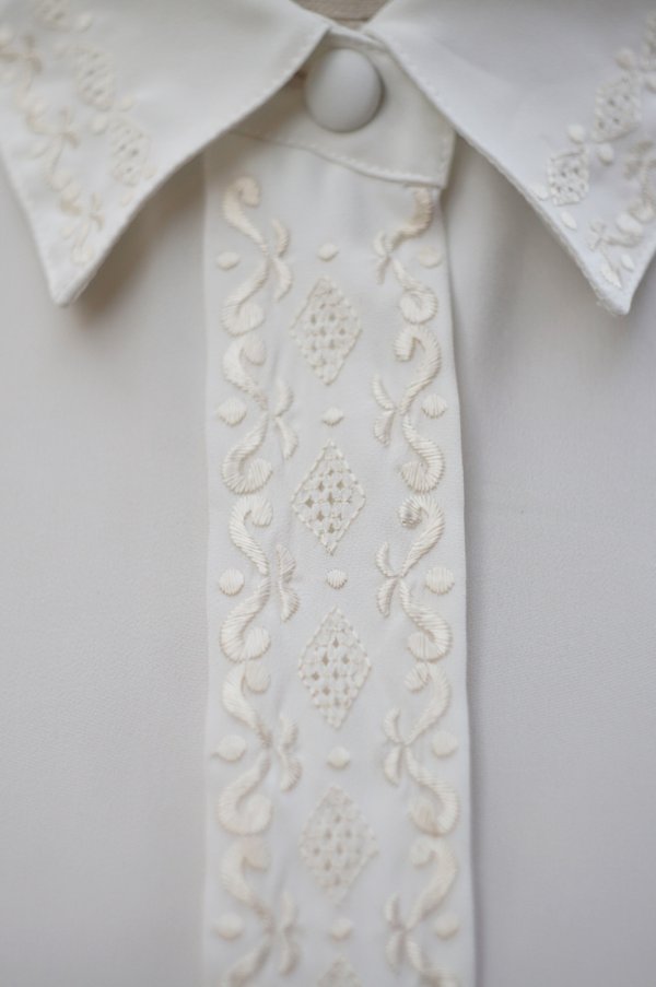 画像4: "BBNY" 無地 白 長袖 ブラウス レギュラーカラー 刺繍  比翼[20310]