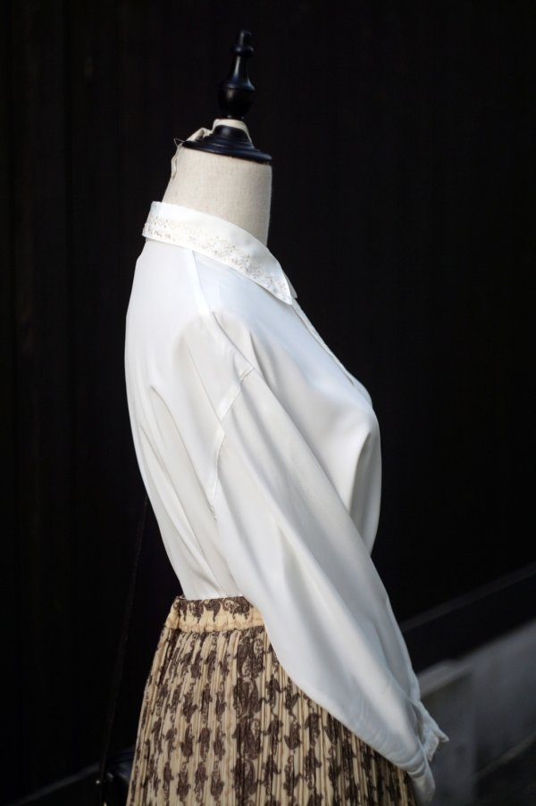 画像6: "BBNY" 無地 白 長袖 ブラウス レギュラーカラー 刺繍  比翼[20310]