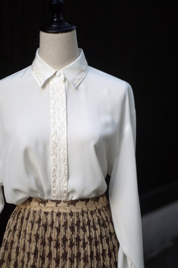 画像2: "BBNY" 無地 白 長袖 ブラウス レギュラーカラー 刺繍  比翼[20310]