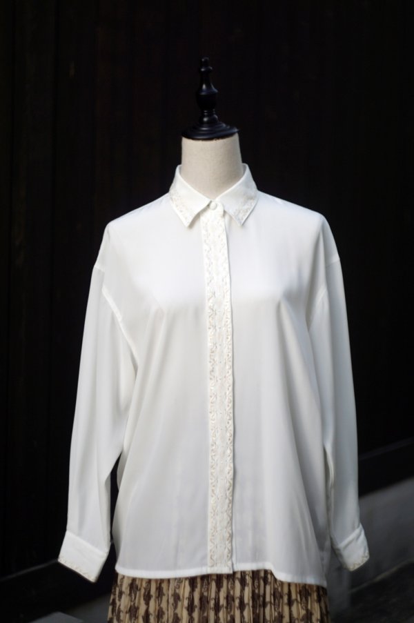 画像12: "BBNY" 無地 白 長袖 ブラウス レギュラーカラー 刺繍  比翼[20310]