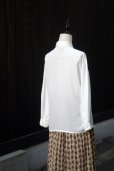 画像13: "BBNY" 無地 白 長袖 ブラウス レギュラーカラー 刺繍  比翼[20310] (13)